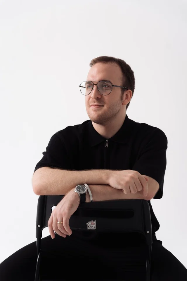 Портрет для раздела «Обо мне»: в чёрной рубашке, на светлом фоне